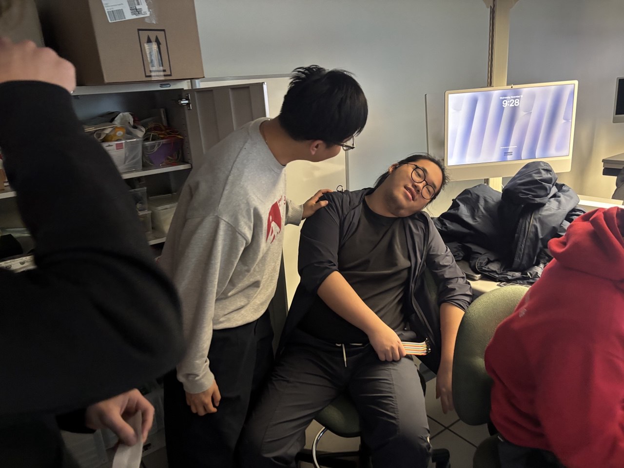 We conducted the role play in the classroom, with the nurses taking turns to handover the patient information. The observer took notes on the interaction and provided feedback afterwards. Then we discussed as a group what went well and what could be improved. After the disscusion we replayed the scenario with the improvments we made. Finishing up with a final debrief and reflection on the activity.